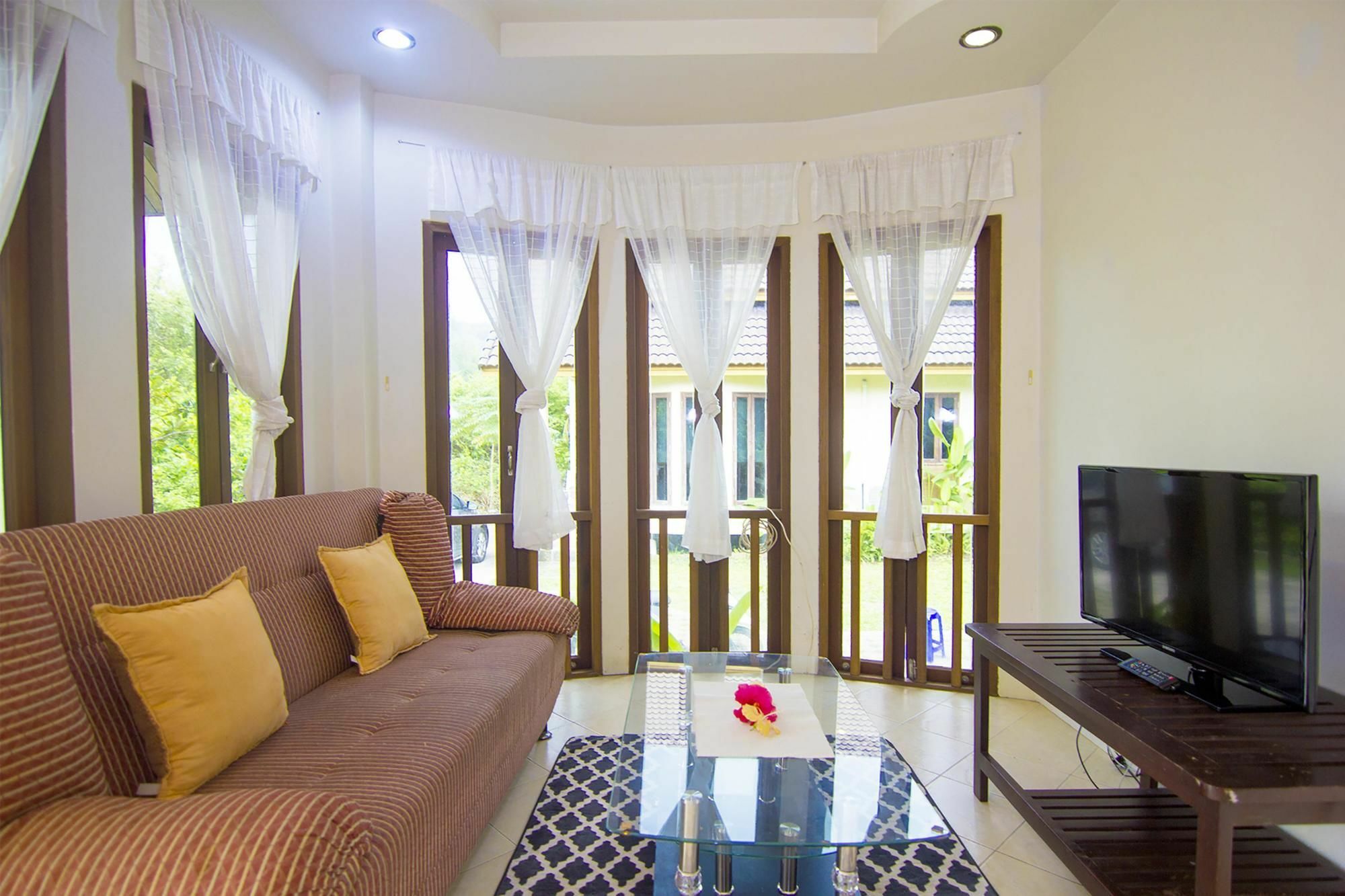 Villa Behind The Phuket Sea Екстер'єр фото